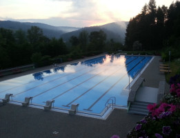 Das Schwimmerbecken vor dem Abendhimmel