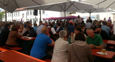 am Nachmittag füllt sich der Marktplatz