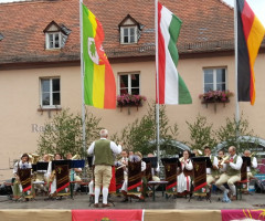 Der Spielmannszug begleitet die Eröffnung des Zeitreisedorfes