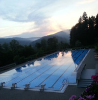 Das Schwimmerbecken vor dem Abendhimmel